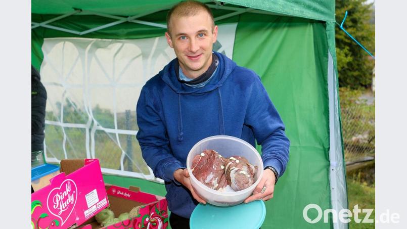 Eine Rinderschulter in Demeter-Qualität brachte Koch Michael Wildenauer (Bild) bei der „Outdoor-Veranstaltung“ unter die Erde. Das fertige Gericht aus dem Erdloch beeindruckte die Teilnehmer enorm. Bild: bsc