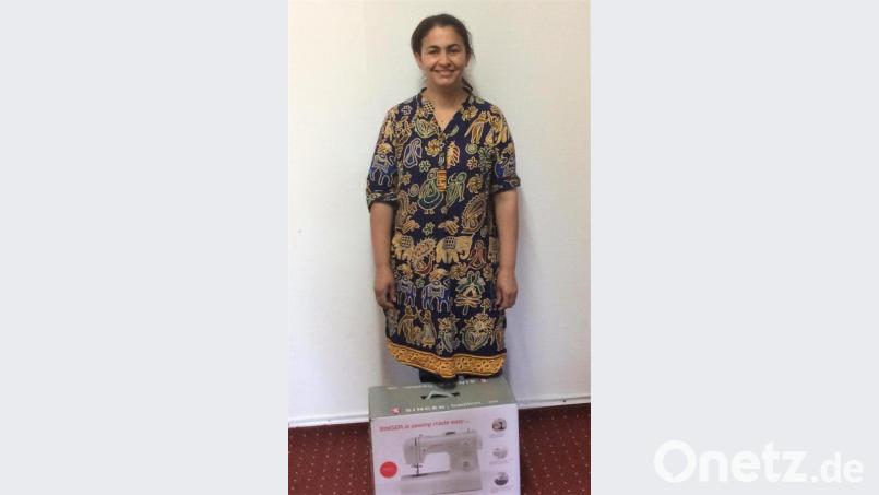 Rauwsht Bapir erhält von der Kolpingsfamilie Grafenwöhr eine Nähmaschine. Bild: rgr