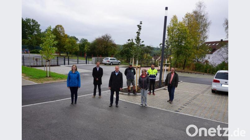 Sie sind mit den neuen Parkplätzen am DomCom sehr zufrieden (von links): Heidrun Gollwitzer (ALE), Siegfried Lösch (Landschaftsarchitekt), Erich Meidinger (Bürgermeister), Thomas Stark (MA Englhardt), Liane Kern (Geschäftsführerin Gemeinde Ebermannsdorf), Patrick Stracchotta (Bauleiter) sowie Hubert Englhardt von der gleichnamigen Baufirma. Bild: wec