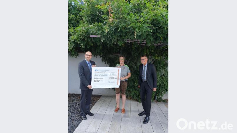 Schützenmeisterin Renate Kellner freut sich über 5000 Euro aus der Crowdfunding-Aktion der Volksbank Raiffeisenbank Nordoberpfalz. Regionalmarktleiter Anton Zilbauer (rechts) und Kundenberater Reinhard Kellner (links) überreichen den Scheck. Bild: dob