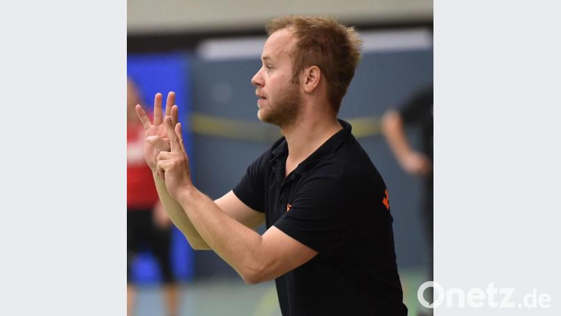 Noch kann Jannis Prelle keine Anweisungen geben. Die Saisonauftaktpartie der HC-Herren in Oberviechtach wurde verlegt. Bild: A. Schwarzmeier
