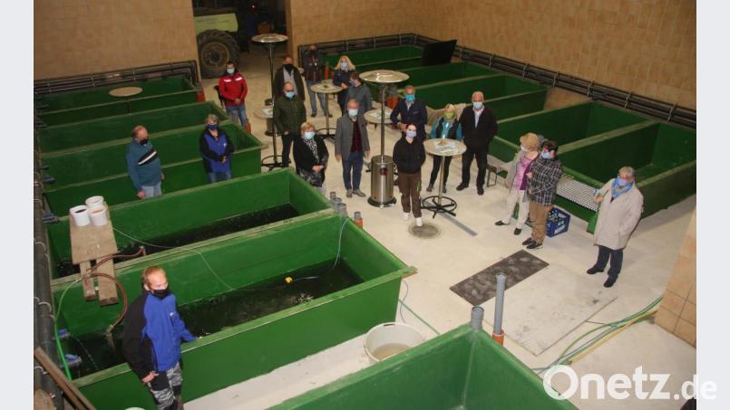 Den Eröffnungs-Ansprachen folgte eine Betriebsführung am Stock-Anwesen, um dort die Arbeit der Teichbauern näher vorzustellen. Bild: wro
