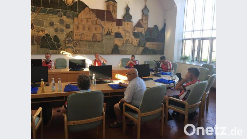 Durstige Radler statt konzentrierter Stadträte: Die Gäste aus Grünsfeld tauschten für kurze Zeit wohl gern den Fahrradsattel gegen einen bequemen Sitz im Pfreimder Rathaus ein. Bild: Peter Umminger/exb