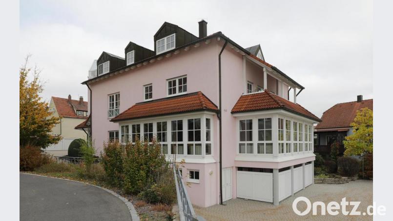 Das ehemalige Hotel "Am Hofgarten" in Neustadt soll in ein Wohnheim des Heilpädagogischen Zentrums umgebaut werden. Die gesetzlich vorgegebenen Auflagen treiben die Kosten in die Höhe. Bild: Wolfgang Steinbacher