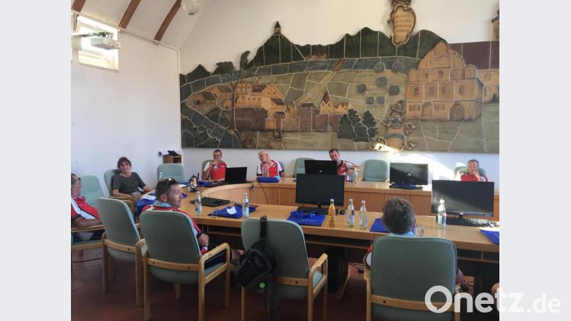 Im Sitzungssaal des Pfreimder Rathauses empfing stellvertretende Bürgermeisterin Johann Mertins (links) die Radler aus Grünsfeld, die diese Pause zu schätzen wussten. Bild: Peter Umminger/exb