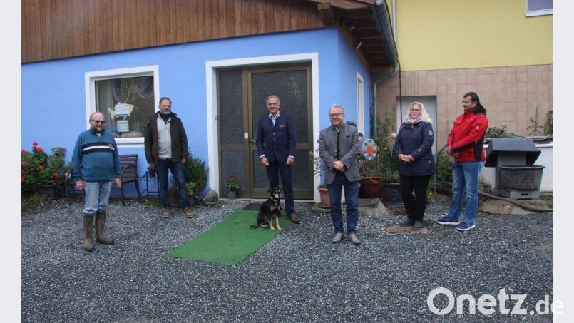 Die Kornthaner Fischwochen gingen am Anwesen der Familie Stock offiziell an den Start. Begrüßen konnte Wolfgang Stock (links) auch die Teichbauern Andreas und Stefanie Maierhöfer („Grisl“), Bürgermeister Toni Dutz, Landrat Roland Grillmeier und den Vorsitzenden der ARGE Fisch, Thomas Beer (von rechts). Bild: wro