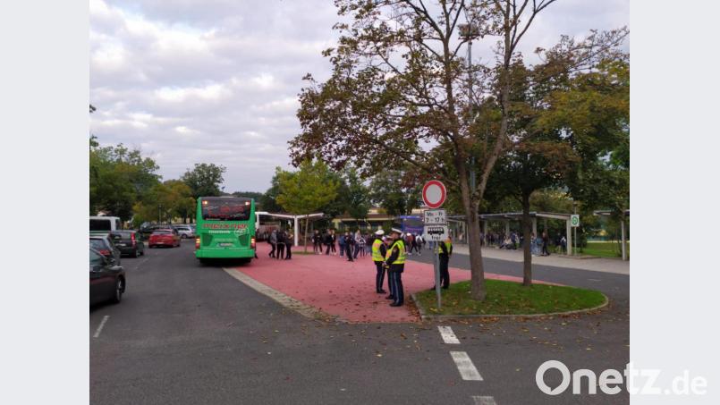 Die Polizei am Busbahnhof der Real- und Mittelschule in Neunburg vorm Wald. Bild: Markus Schlegel/exb