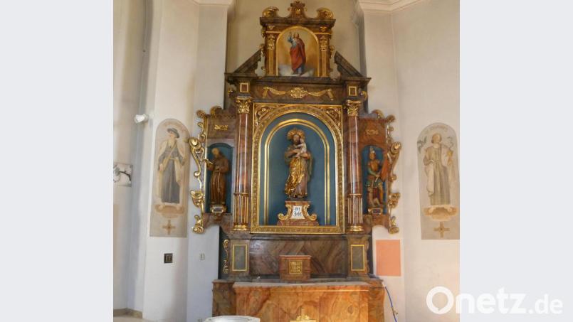 Als Josefsaltar schmückt der frühere Hochaltar der ehemaligen Simultankirche St. Peter und Paul von Neukirchen seit dem 2. Weltkrieg die katholische Sebalduskirche in Schwabach. Bild: wsl