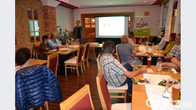 Alexander Treml (vorne) von der Regiothek informierte die Landwirte, wie sie ihre regionalen Produkte vermarkten können. Bild: gi