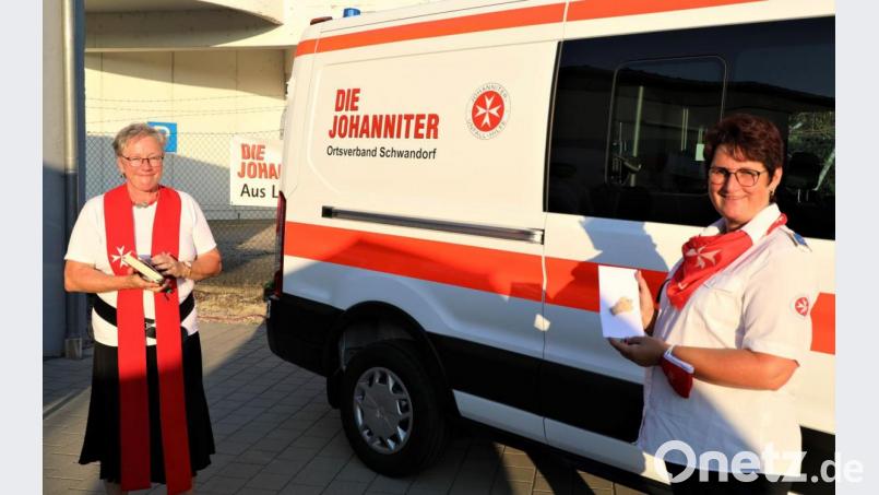 Pfarrerin Heidi Gentzwein (links) segnete das neue Fahrzeug,. Mit im Bild: Ortsbeauftragte Andrea Scherübl (rechts). Bild: Andreas Denk/exb
