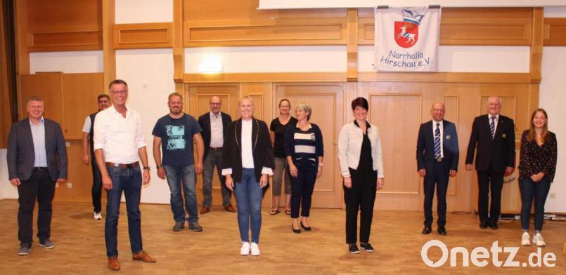 Seit der ersten Mitgliederversammlung ist der Vorstand der Narrhalla Hirschau komplett (von links): Martin Merkl, Holger Schwandner, Bürgermeister Hermann Falk, Christian Kellner, Karl Wiesnet, Vizepräsidentin Michaela Meier, Heidi Hirschmann, Andrea Wiesnet, Präsidentin Regina Merkl, LVO-Präsident Arthur Troidl, LVO-Archivar Manfred Enders und Annika Scheffler. Bild: u