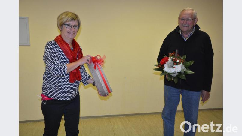 34 Jahre lang gehörte Gerhard Flügel dem Pechbrunner Gemeinderat an, vor der Kommunalwahl 2020 hatte er aber auf eine erneute Kandidatur verzichtet. SPD-Ortsvorsitzende Isgard Forschepiepe dankte ihm nun für dieses langjährige ehrenamtliche Engagement. Bild: jr