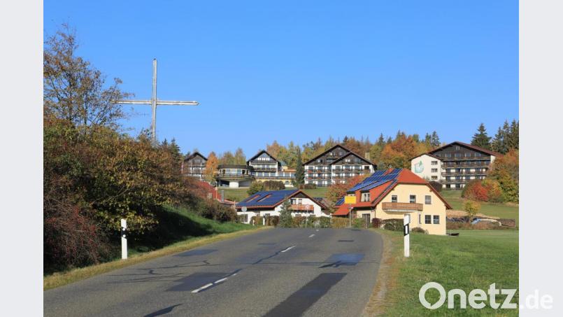 Über 100 Anwesen können über ein Förderprogramm mit einem schnellem Glasfaserzugang ans Internet angeschlossen werden. Auch das Steinwaldhaus in Pfaben (im Hintergrund) ist im Förderprogramm enthalten. Bild: njn