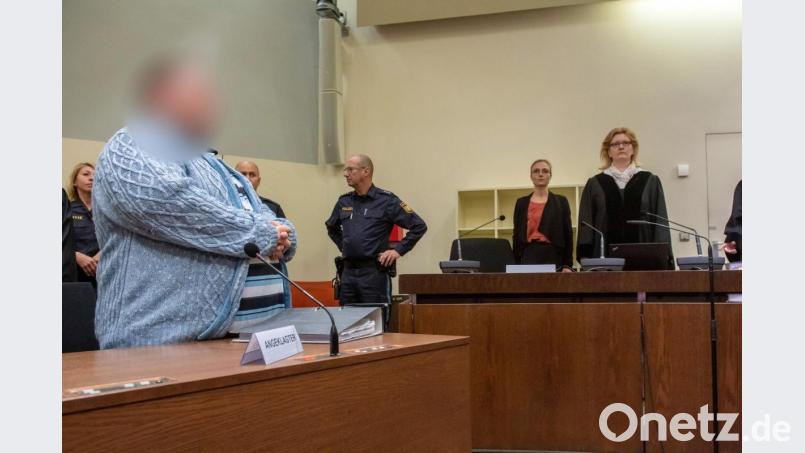 Der Angeklagte (l) steht zum Prozessauftakt an seinem Platz im Gericht. Foto: Peter Kneffel/dpa/Archivbild Bild: Peter Kneffel