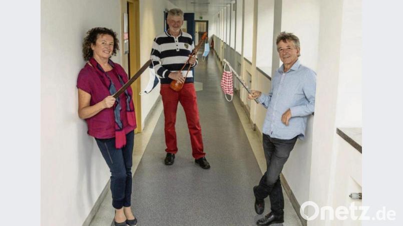 Vor der Sendung: Evi Strehl (BR), Georg Pilhofer und Stofferl Well (von links) mit ihren Instrumenten. Bild: Leon Baatz, BR-Bildmanagement