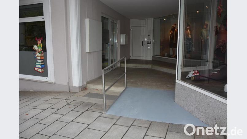 Barrierefrei zu erreichen ist jetzt die Stadtbücherei am Unteren Marktplatz. Damit wurde ein Wunsch der Behindertenbeauftragten der Stadt in die Tat umgesetzt. Bild: jr
