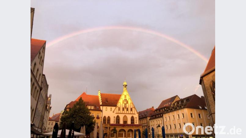 Margot Schödel fängt dieses schöne Herbstmotiv auf das Amberger Rathaus mit der Kamera für uns ein. Bild: Margot Schödel