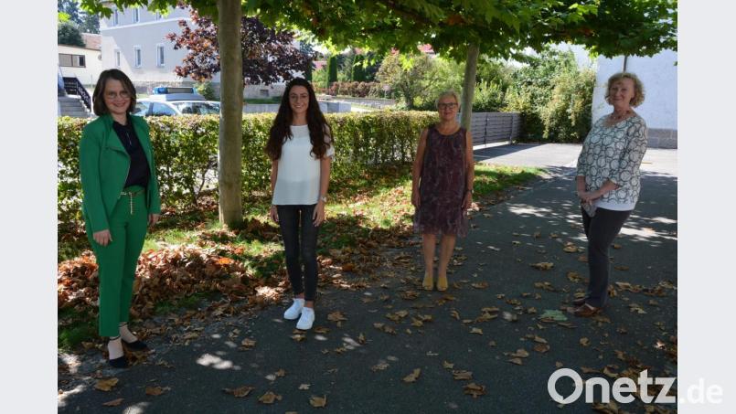 Nadja Mark (Zweite von links) ist die erste Schulsozialpädagogin im Schulamtsbezirk. Die 22-Jährige wird an den Grundschulen Tirschenreuth und Immenreuth eingesetzt. Schulrätin Martina Puff (links) freut sich mit den Schulleiterinnen Gabriele Grünwald und Gudrun Lehner (von rechts) über die Unterstützung. Bild: jr