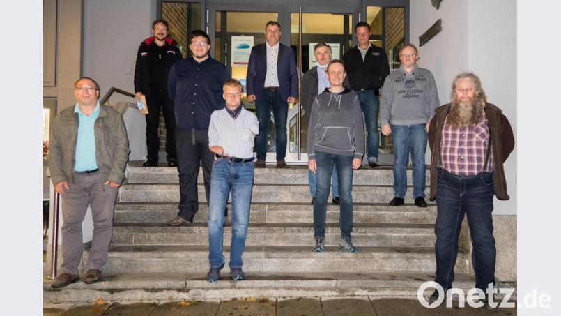 Der Vorstand um Manfred Oppel (Zweiter von rechts) und Christian Müller (Zweiter von links) nimmt die Arbeit auf. Bild: mak