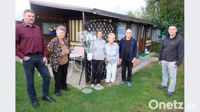 Im hohen Alter von 98 Jahren sagt Dauercamperin Christine Schulz dem Rußweiher-Campingplatz Götz Ade. Seit 1972 gehörte sie zum familiären Camperstamm. Im Bild (von links) die Platzeigentümer Günter und Leni Götz, Enkelin Elke Bauernschmitt, Christine Schulz, Sohn Klaus Jäger und Bürgermeister Marcus Gradl. Bild: do