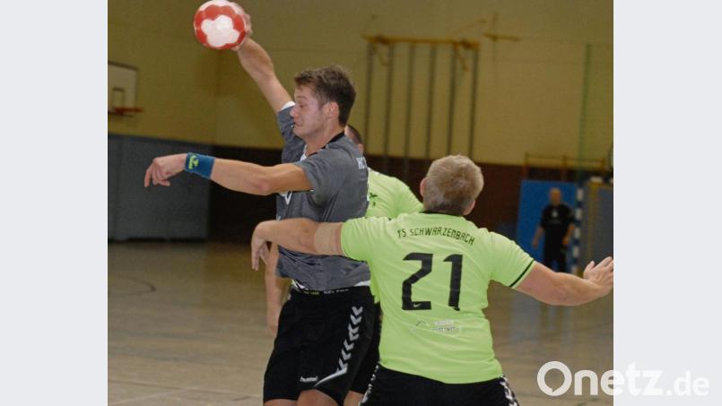 Valentin Kurzeck (links, im November 2018 im Spiel gegen Schwarzenbach) kehrt nach einem einjährigen Gastspiel bei der HSG Fichtelgebirge zu seinem Heimatverein HC Tirschenreuth zurück. Bild: gb