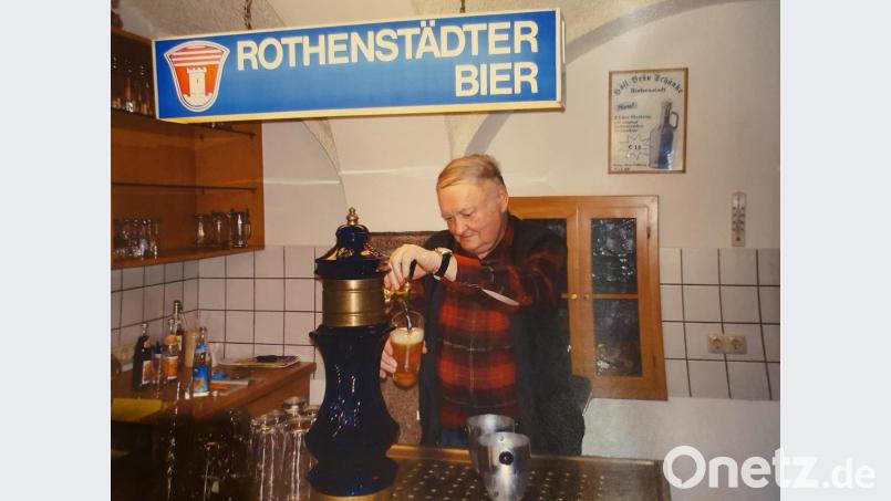 Braumeister Ernst Hösl am Zapfhahn vor zirka zehn Jahren, als er noch sein selbstgebrautes Bier ausgeschenkt hat. Repro: Dobmeier