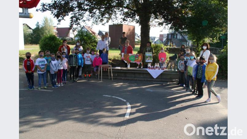 Für die Milch als coolen Drink warb eine Abordnung der Landfrauen, des Bayerischen Bauernverbandes und des Amtes für Ernährung, Landwirtschaft und Forsten bei den Kindern der Jobst-vom-Brandt-Schule. Mit dabei waren (von links) Schulleiterin Petra Andritzky, Anne König, Ulrich Härtl, Sabine Kastner, Renate Preiß, Irmgard Zintl, Christiana Enslein und Michaela Härtl. Bild: fpoz