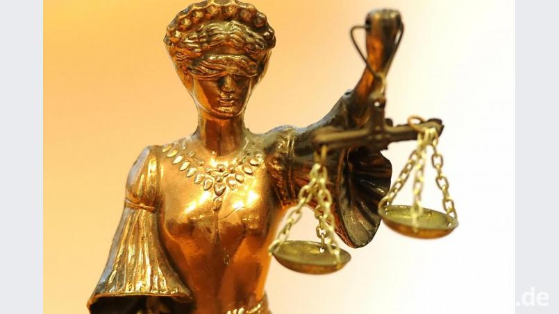 Eine goldfarbene Justitia-Figur hält eine Waage. Symbolbild: Britta Pedersen