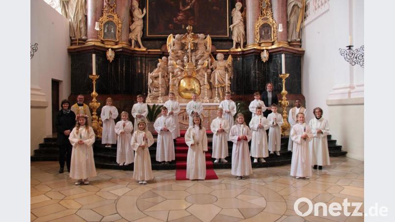 Die 13 Kinder der Klasse 4a der Markgraf-Diepold-Grundschule zusammen mit Klassenleiterin Simone Wolff-Köstler und Stadtpfarrer Thomas Vogl sowie Religionslehrerin Maria Kellermann (rechts hinten) sowie von rechts Gemeindereferentin Gertrud Hankl und Pfarrvikar Aloysius Ezeoba. Bild: Monika Demmer/exb