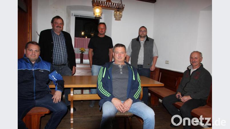 Die neu gewählte Führungsmannschaft der Bulldogfreunde Thanhausen mit (vorne, von links) Andreas Fenzl, Vorsitzendem Wolfgang Schüßler und Albert Hecht sowie (hinten von links) Zweitem Bürgermeister Michael Schedl, Uwe Franz und Norbert Gleissner. Bild: kro