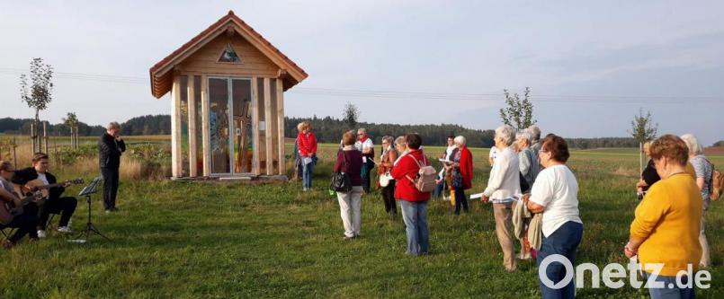„Das Wunder der Schöpfung wahren“ – unter diesem Motto unternahmen die Vereine des Frauenbund-Bezirks Sulzbach-Rosenberg eine Bibelwanderung. Ziel war die neu errichtete Kapelle zum heiligen Norbert von Xanten. Dort wurde unter Leitung des geistlichen Beirats Pfarrer Christian Schulz (stehend links) eine Schöpfungsandacht gefeiert. Musikalisch begleitet wurde sie von Marie Hirsch und Christian Aufschneider (sitzend links). Bild: u