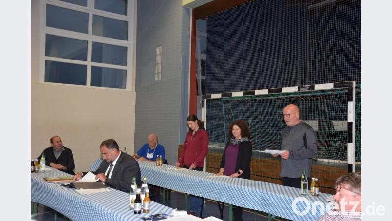 Der Verein &quot;Reha-Zentrum Oberpfalz&quot; plant ein Pilotprojekt. Einrichtungsleiter Uwe Peter (stehend, rechts) stellt mit seinen Kolleginnen Melanie Bruckner (Therapeutische Leitung, stehend, Mitte) und Caroline Schneider (Sozialpädagogin und Suchttherapeutin, stehend, links) in der Marktratssitzung das Konzept vor. Bild: fla
