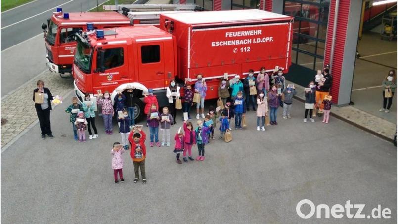 Die Kinder dürfen sich bei der Feuerwehr ihre Preise abholen. Bild: jma