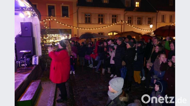 So sah der Grafenwöhrer Adventsmarkt zu normalen Zeiten aus: Bürgermeister Edgar Knobloch und die Bürger lauschen dicht gedrängt dem Auftritt der Fußballer. Das wird es in Zeiten von Corona heuer nicht geben, doch das Gremium &quot;Märkte&quot; denkt über eine Alternative nach. Archivbild: sne