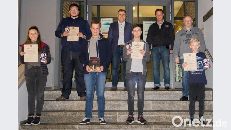 Die geehrten Jugendlichen (von links) Johanna Sperber, Tobias Brunner, Johannes Denz, Bürgermeister Karlheinz Budnik , Philipp Mark, Stadtrat Frank Brünnig, Vorsitzender Manfred Oppel und Milo Müller. Bild: mak