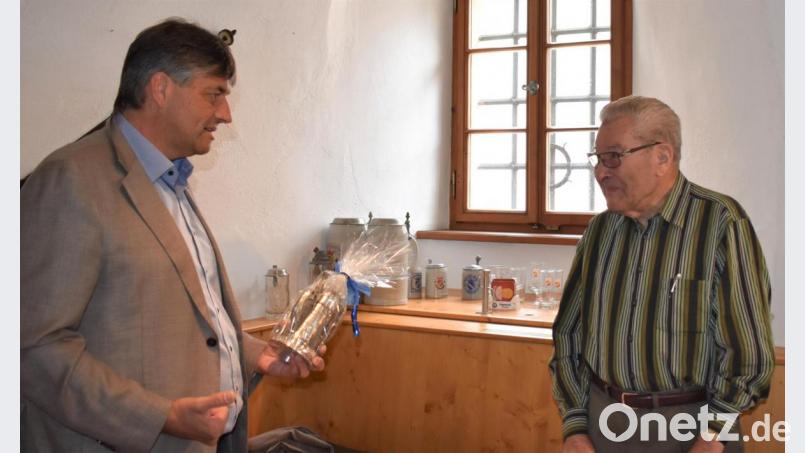 Bürgermeister Edgar Knobloch (links) bedankt sich bei Georg Schwindl für seine 22-jährige Arbeit als Obmann der Feldgeschworenen. Bild: rgr