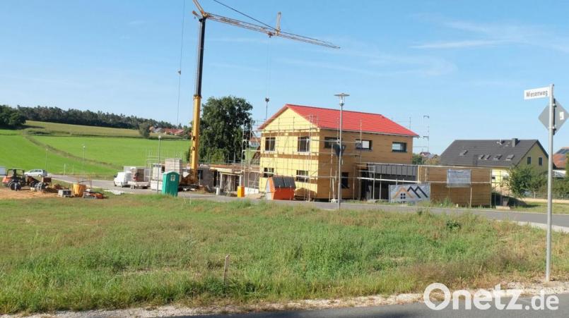 Die 15 Parzellen des rechtskräftigen Bebauungsplans „Stulln Ost. Am Brensdorfer Weg“ sind notariell verbrieft. Für die anschließende Erweiterung um 23 Plätzen ist bereits der Aufstellungsbeschluss gefasst. 
. Bild: ohr