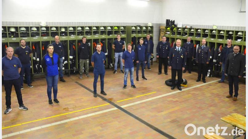 Kreisbrandrat Marco Saller (Dritter von rechts) kümmert sich als Schiedsrichter um die Prüfungsabnahme seines Kreisbrandmeisters Matthias Schmidt (Zweiter von rechts), während Christian Zintl (links) mit Stufe sechs das höchste Abzeichen schafft. Bild: fjo