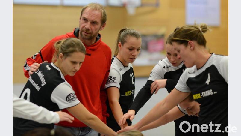 Trainer Karl Söllner (Zweiter von links) und seine HSG-Damen schwören sich auf die neue Saison ein. Der Aufsteiger startet am Samstag gegen den TS Herzogenaurach II. Bild: ham