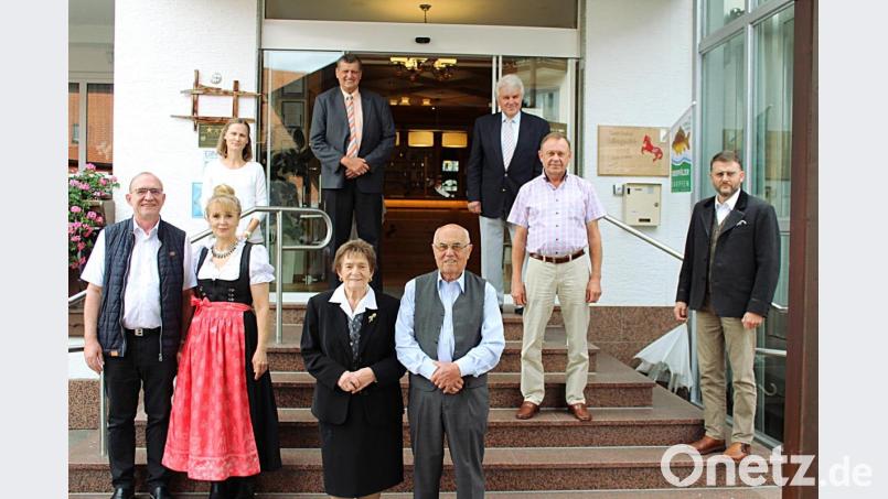 Rosa Auerbach (vorne, Dritte von links) durfte zu ihrem 90. Geburtstag viele Glückwünsche entgegennehmen: (vorne von links) Josef, Renate und Anton Auerbach, (hinten) Barbara Böhm (Kapellenverein Knölling), Franz Ziegelmeier, Hermann Beer (OGV Wolfring), Konrad Gürtler (Kapellenverein Knölling) und Wolfgang Schindler (Kapellenverein Wolfringmühle). Bild: nib