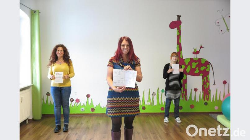 Zusammen mit ihren Helferinnen Kerstin Graf (links) und Deborah Bregler (rechts) präsentierte Jessika Wöhrl-Neuber (Bildmitte) das Kursprogramm für Oktober 2020, das sie mit den Kursleitern erarbeitet hat. Bild: jzk