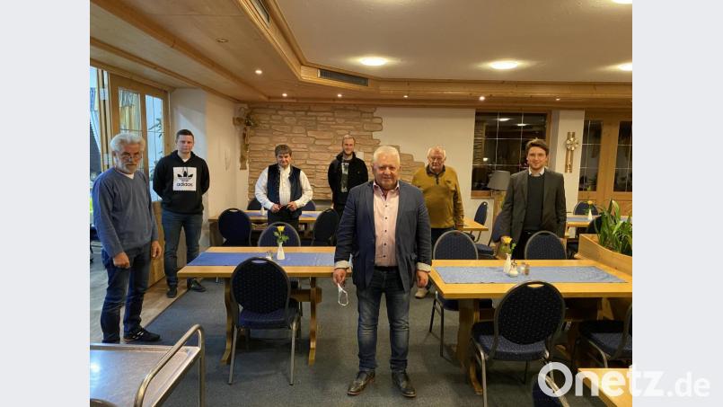 SPD-Kreisvorsitzender Peter Wein (rechts) gratulierte SPD-Ortsvorsitzendem Peter Forster (Dritter von rechts) und seiner neu gewählten Vorstandschaft. Bild: ekl