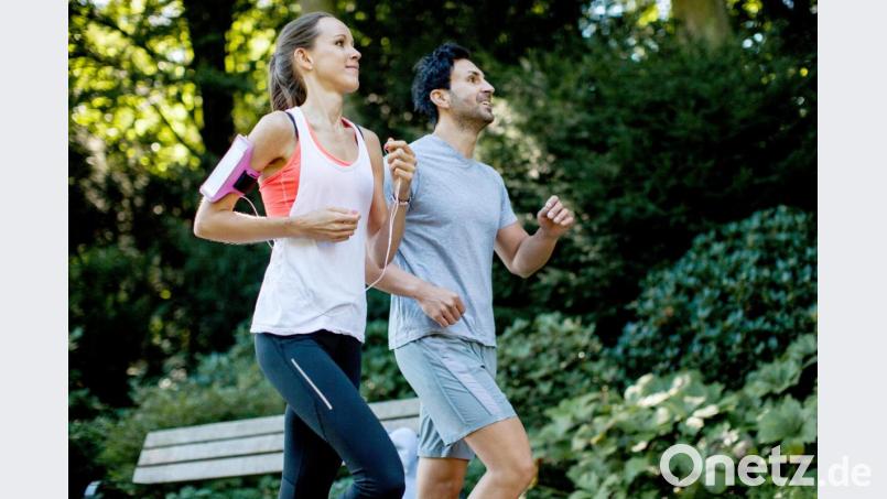 Regelmäßig an der frischen Luft joggen hält fit und beugt Erkältungen vor. Foto: Christin Klose/dpa-tmn Bild: Christin Klose