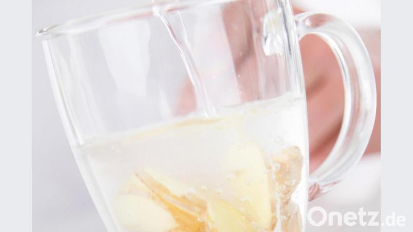 Ingwertee gilt als natürliches Hilfsmittel bei einer Erkältung. Foto: Christin Klose/dpa-tmn Bild: Christin Klose