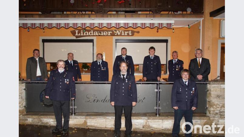 Die geehrten Aktiven der Feuerwehr Dietersdorf zusammen mit stellvertretenden Landrat Richard Tischler (rechts) und Bürgermeister Reinhard Kreuzer (links). Bild: mmj