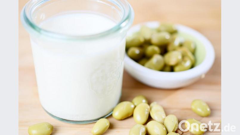Die ballaststoffreichen und cholesterinarmen Sojabohnen sind Basis für eine Vielzahl von Lebensmitteln - etwa Sojamilch. Bild: Zacharie Scheurer