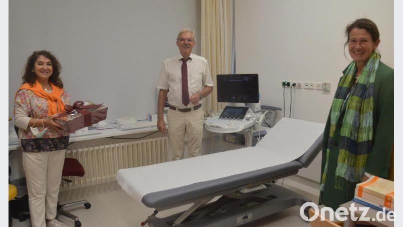 Die beiden Gynäkologinnen Dr. Sema Tasali-Stoll (links) und Dr. Birgit Mislik verabschieden ihren ehemaligen Ausbilder Dr. Karl-Heinz Mark. Bild: Kunz