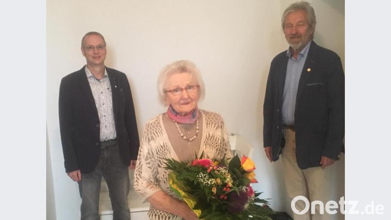 Verleihung Goldenes Ehrenzeichen an Uschi Benner durch Bezirksvertretung Verband Wohneigentum Arthur Weber und Siedlerchef Johannes Käs (links) und Arthur Weber, Bezirksvorsitzender des Verbands Wohneigentum, zeichnen Uschi Benner für ihre engagierte Arbeit aus. Bild: mld