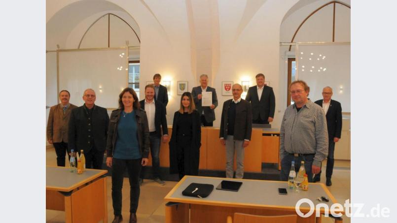 Fraktionsübergreifende Einigkeit herrschte bei der Unterzeichnung der Gemeinsamen Stellungnahme zum Bahnstromausbau durch den Landkreis Amberg-Sulzbach und die Stadt Amberg. Landrat Richard Reisinger hält das Dokument in die Kamera. Bild: Martina Beierl/exb
