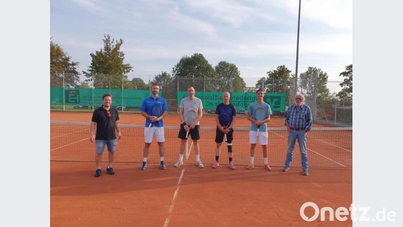Das Bild mit Tennis-Spartenleiter Michael Dutz (links) zeigt die Gegner des Endspiels im Doppel-Wettbewerb: von links Tobias Erlacher, Marco Preisinger, Martin Söllner und Philipp Schmelzer. Den Siegern und Unterlegenen gratulierte Gerd Priemer (rechts) zur Finalqualifikation. Bild: TB Jahn Wiesau/exb